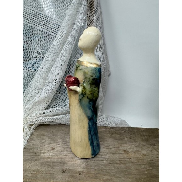 Beautiful Faceless Lady Figurine Holding a Heart Elegant Pottery - Picture 5 of 6